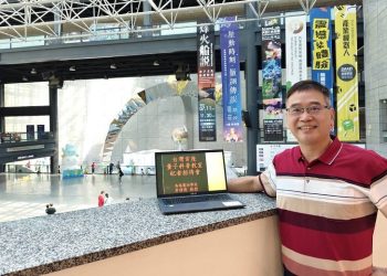 高雄港區新聞網 / 量子力學百週年 臺東大學李偉俊教授推動「量子科普教室」