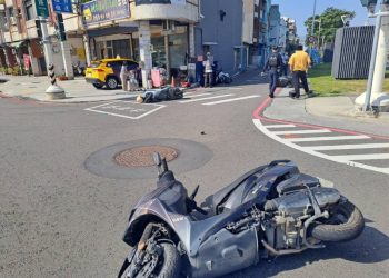 高雄港區新聞網 / 老翁誤踩油門？自小客車衝撞5機車　苓雅分局：初判操作不當