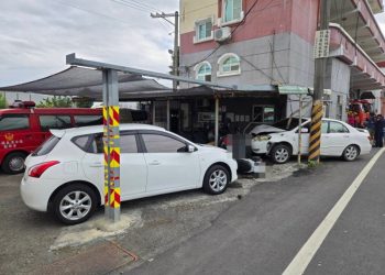 高雄港區新聞網／疑恍神釀禍！橋頭甲樹路事故損及多輛消防人員車輛