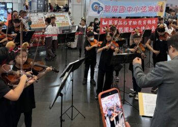 翠屏國中攜手高雄市麗澤品格實驗教育機構 「弦樂傳愛 陪伴旅人迎接聖誕」