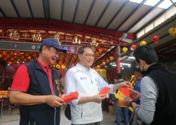 春節走春熱潮回溫 蘇清泉高山巖發送紅包關懷跌倒信眾