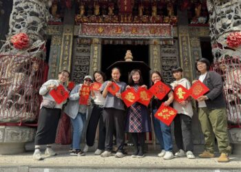 墨香傳情迎金馬　燕巢國中攜手書法名家威靈寺揮毫贈春聯