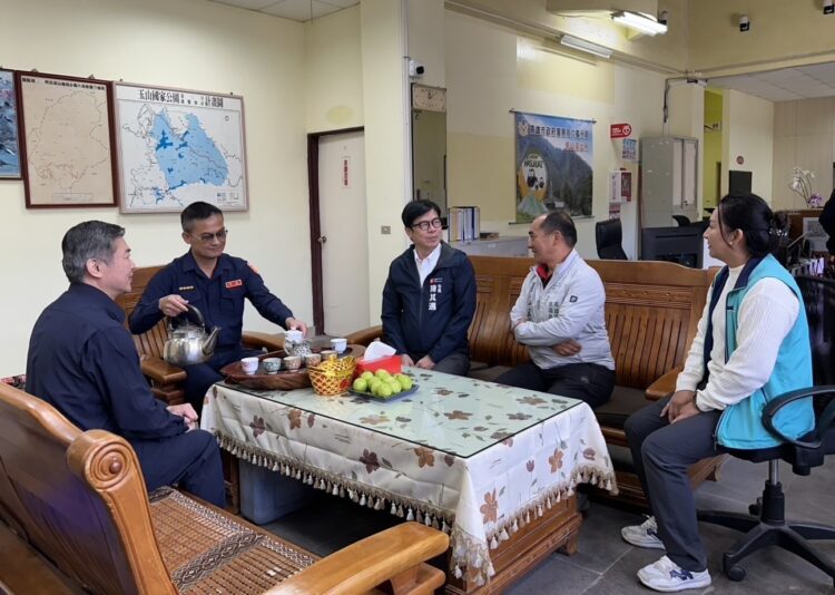 圖說:(由左至右)六龜分局分局長謝錫釗、梅山所所長 謝志健、市長陳其邁、市議員高忠德及桃源區代表會副主席顏莉華合影