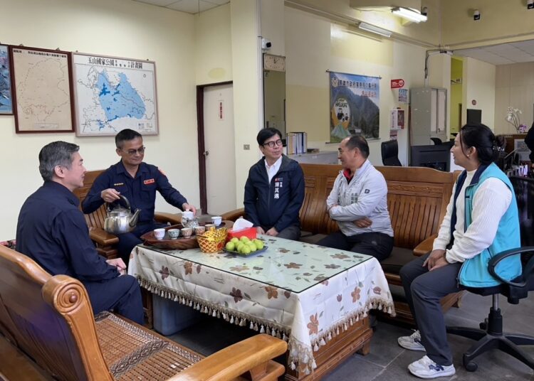 高雄港區新聞網／春節前夕高雄市長陳其邁慰問六龜警察