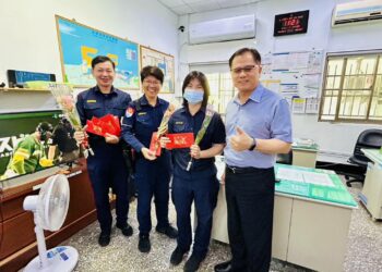 高雄港區新聞網 / 高雄港警歡慶婦女節！總隊長廖國政致贈花束禮券感謝女警守護港區安全