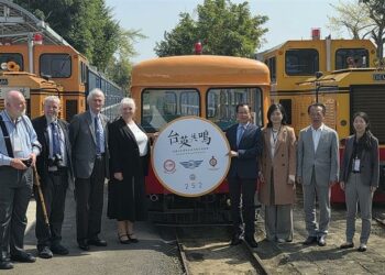 高雄港區新聞網 / 台糖80週年台英鐵道共鳴！蒜頭糖廠「友好列車」啟動見證糖鐵文化交流