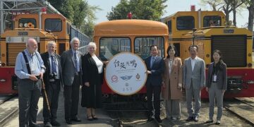 高雄港區新聞網 / 台糖80週年台英鐵道共鳴！蒜頭糖廠「友好列車」啟動見證糖鐵文化交流