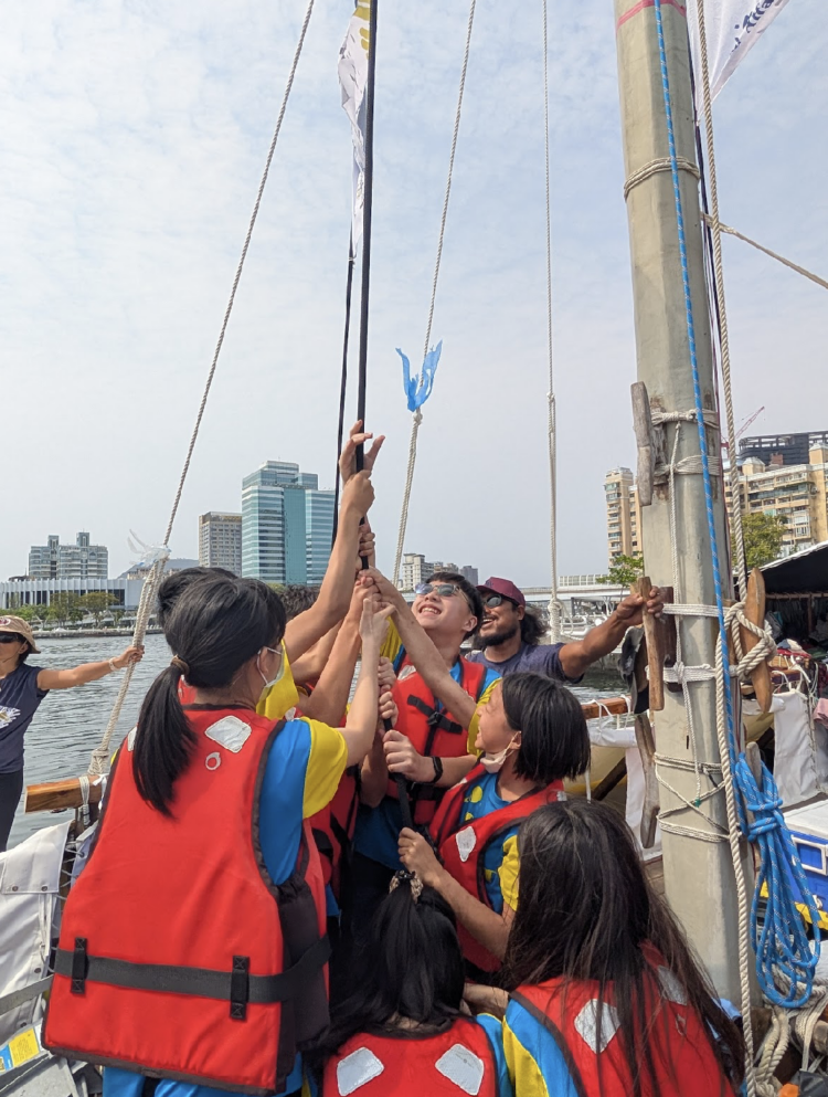 圖說:學生親自體驗操作升帆、降帆(圖/海委會)