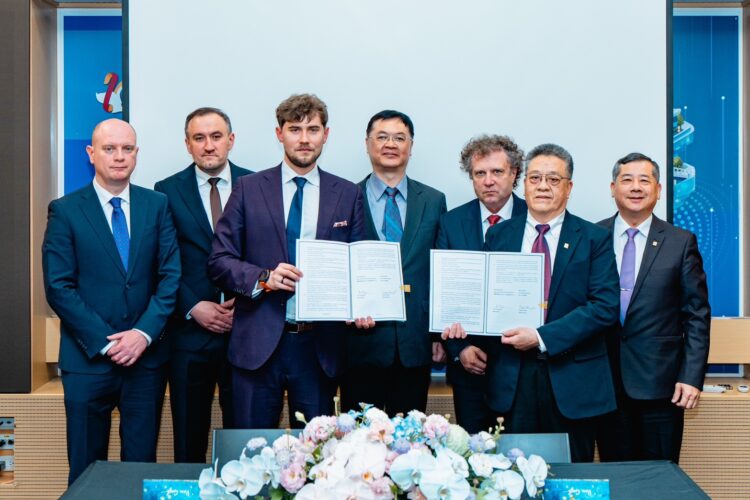 圖說 : 合作備忘錄簽署儀式大合照(左起波蘭台北辦事處Janusz Henryk Bilski處長、波蘭格丁尼亞市Tomasz Augustyniak副市長、波蘭格丁尼亞港務局策略與市場開發處Grzegorz Bławat副處長、高雄市政府羅達生副市長、波蘭發展基金暨區域政策部Jacek Karnowski政務次長、高雄港務分公司陳祖强港務長、港務公司王錦榮總經理)(圖/台灣港務公司)