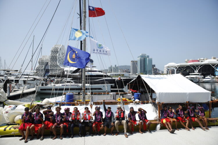 圖說:海委會副主任委員吳欣修(左7)於高雄港迎接無私分享號及全體船員(圖/海委會)