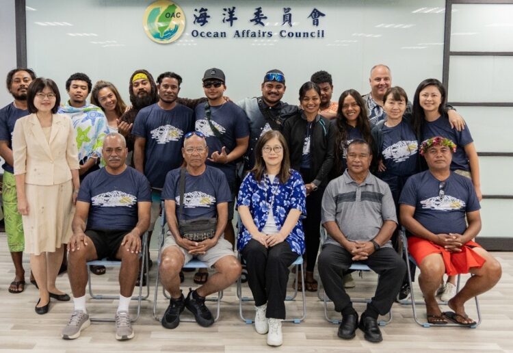 圖說: 「無私分享號」(Alingano Maisu)船員於今日拜會海洋委員會管碧玲主委,包括船長Sesario Sewralur(前排左2)及國立中山大學謝百淇教授(後排右1)。 (圖/海委會)