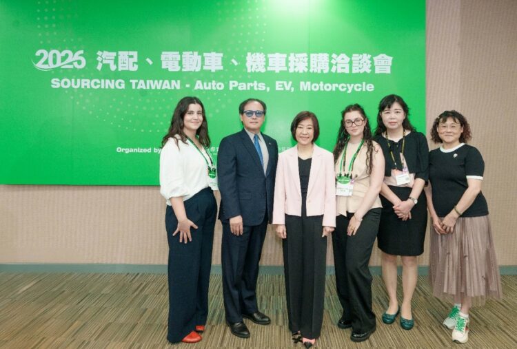 高雄港區新聞網 / 全球37國買主來台搶單！汽配洽談會創2.8億美元商機 高雄港區新聞網／綜合報導 經濟部國際貿易署於4月14日表示，為協助我國汽車零配件業者拓展海外市場，「2026年汽配、電動車、機車採購洽談會」於南港展覽館1館盛大登場。本次活動吸引來自全球37國、92位國際買主來臺，與241家廠商進行超過480場一對一洽談，成功創造約2.8億美元商機，展現台灣產業強勁的國際競爭力。 貿易署指出，本次來臺買主陣容堅強，涵蓋美國汽配電商平台、燃油系統與引擎管理製造商、泰國Tier 1大廠及法國越野摩托車品牌商等。多家買主高度肯定台灣產品品質與交期穩定性，美國買主強調台灣具備高客製化優勢，法國及以色列買主亦表示，台灣已成為全球供應鏈重組下的重要合作夥伴。 活動期間亦舉辦「外商來臺採購政策說明會」，邀請歐洲汽車零件通路商分享市場趨勢與採購策略，協助國內業者掌握歐洲市場脈動。共有28家業者參與，普遍認為有助於降低市場調查成本，並促進由「被動接單」轉型為「主動布局市場」。 經濟部進一步表示，延續採購熱潮，「2026年全球搶單大會－高雄場」將於4月21日登場，預計吸引超過150家國際買主及260家供應商參與，涵蓋五金、扣件、綠能、資通訊及船舶等產業，為台灣企業創造新一波國際合作機會。 面對全球供應鏈重組與關稅挑戰，政府透過補助企業參展、打造「旗艦臺灣館」、推動「買主直達」方案及導入AI數位行銷工具等措施，全方位協助業者拓展海外市場，強化台灣產業在全球供應鏈中的關鍵地位。 圖說:經濟部江次長、外貿協會王秘書長與國際買主交流(圖/國貿署)