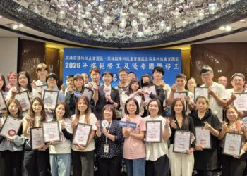 高雄港區新聞網 / 勞動節前最感人！高屏園區表揚45位模範勞工　移工與工程師同登榮耀