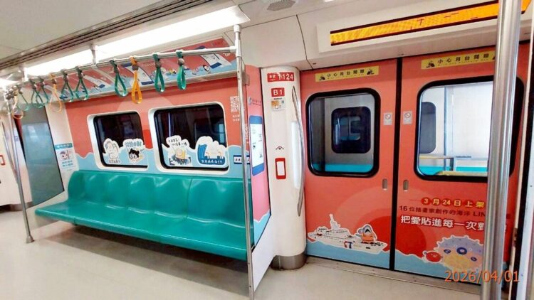 圖說:4月1日起高雄捷運車廂可看到海洋主題LINE貼圖布置(圖/海委會)