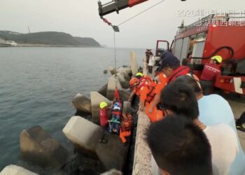 高雄港區新聞網 / 澎湖釣客跌落消波塊受困！海巡消防火速吊掛救援脫險