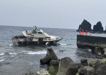 高雄港區新聞網 / 綠島漁船擱淺驚險！24名遊客緊急撤離　海巡即時救援