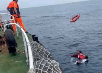 高雄港區新聞網 / 高雄永安外海2人落海漂流！臺南海巡火速救援成功脫險