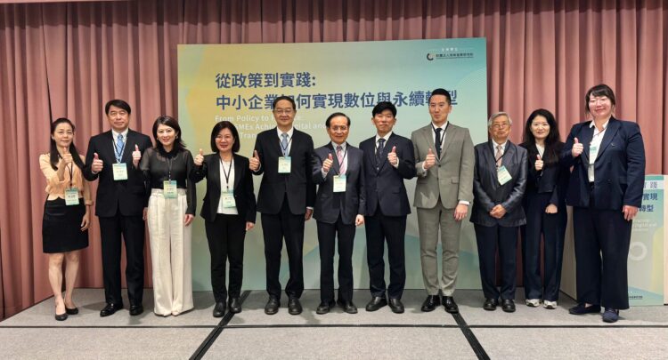 圖說：(貴賓合影)商研院(CDRI)於(13)日舉辦「中小企業數位與永續轉型國際論壇」 (由左至右)：商研院 鄭瑤琳處長/東訊股份有限公司 田瑛睿總經理/新光三越行銷本部 黃韻芝副總經理/商研院張皇珍副院長/商研院王建彬院長/商研院許添財董事長/KIET副院長 Dr. Dong hee Lee/KIET講者 Dr. Dae-Young Koh/JTREC講者 Mr. Tadashi Ishihara/KIET 研究員 Dr. Eunsun Gil/KIET 組長 Dr. Eun Kyo Cho(圖/商研院)