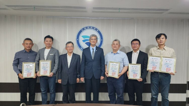 圖片說明:114年度優等引水人頒獎儀式大合照 (航港局葉協隆局長(中)、高雄港陳策勤主任(左1)、基隆港李振弘主任(左2）、航港局劉志鴻副局長(左3)、臺中港侯中南主任(右1）、臺北港吳天壽主任(右2）、安平港張嘉仁副主任(代)(右3）(圖/航港局)