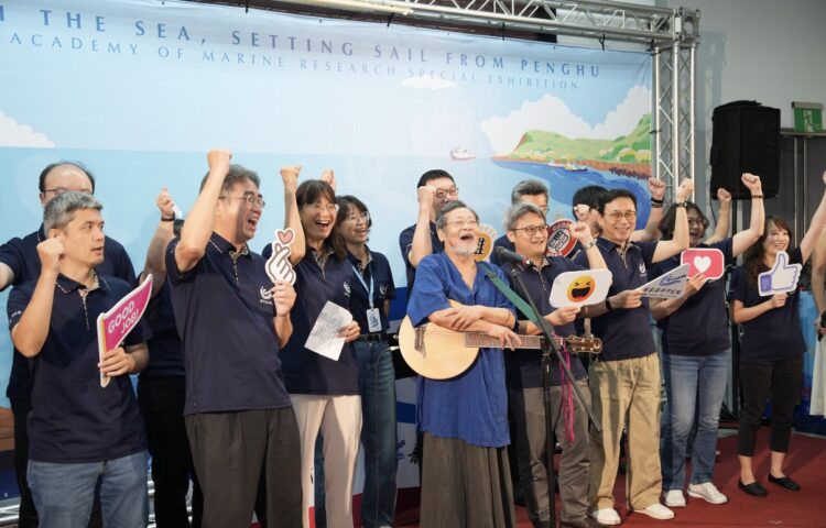 圖說：陳明章演唱國海院院歌《青春出帆》，揭開「海海人生，對澎湖起行：國家海洋研究院成果特展」序幕(圖/國海院)