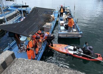 高雄港區新聞網 / SUP海上驚魂！萬里桐2遊客體力不支漂流400公尺　海巡聯手漁民緊急救援