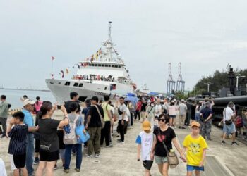 國家海洋日高雄港盛大登場 逾萬民眾登上海巡艦艇體驗