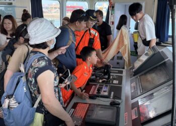 高雄港區新聞網／破萬人登艦挺海巡！國家海洋日五地六艦齊亮相　管碧玲：海巡在，主權就在