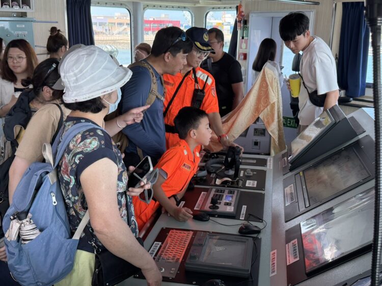 圖說:民眾參觀台北艦駕駛臺(圖/海委會)