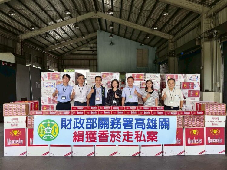圖說:右起:高雄關小港分關主任林昌樂/高雄關儀檢組組長謝素玉/高雄關機動稽核組組長廖先鴻 /高雄關關務長劉芳祝/高雄市政府財政局菸酒管理科秘書陳世豪/高雄關小港分關簡任稽核郭俊傑 /高雄關業務二組簡任稽核邱學禮(圖/高雄關)