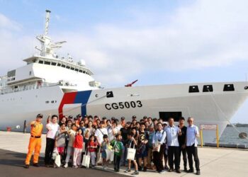 高雄港區新聞網 / 海巡4千噸雲林艦首度開放登艦！國家海洋日高雄港登場　真珠美人魚、紙風車嗨翻全場