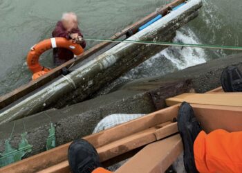 高雄港區新聞網／豪雨驚傳民眾落海！男子緊抓浮具命懸一線　海巡火速救援成功搶回一命