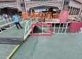 高雄港區新聞網／旗津渡輪站驚傳機車落海！20歲男下船瞬間失控　所幸人未墜海平安脫險