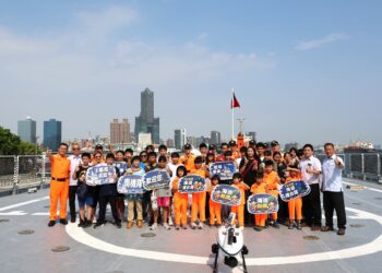 高雄港區新聞網／海巡艦變身孩子的海洋教室！六龜育幼院登上雲林艦　感受守護海疆的溫暖力量