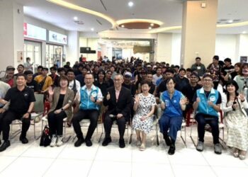 魷釣漁船返航前鎮漁港 漁業署偕海員漁民中心關懷外籍船員
