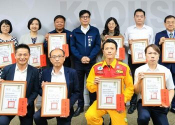 陳其邁親頒獎項 高雄市選拔出12位年度模範公務人員