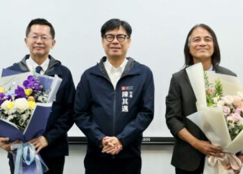 高雄市政府表揚屆齡退休市政功臣 陳其邁頒獎感謝郭添貴與許永穆
