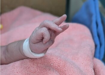 32週早產兒雙腳先露命懸一線 安泰醫院跨團隊接力搶救母子均安