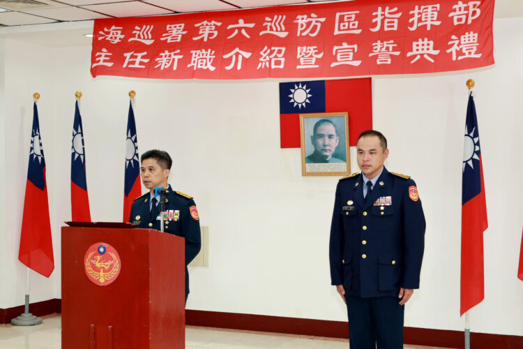 圖說：海洋委員會海巡署南部分署分署長蔡順元主持第六巡防區指揮部新任主任趙君上校新職介紹暨布達典禮。(圖/海巡署)