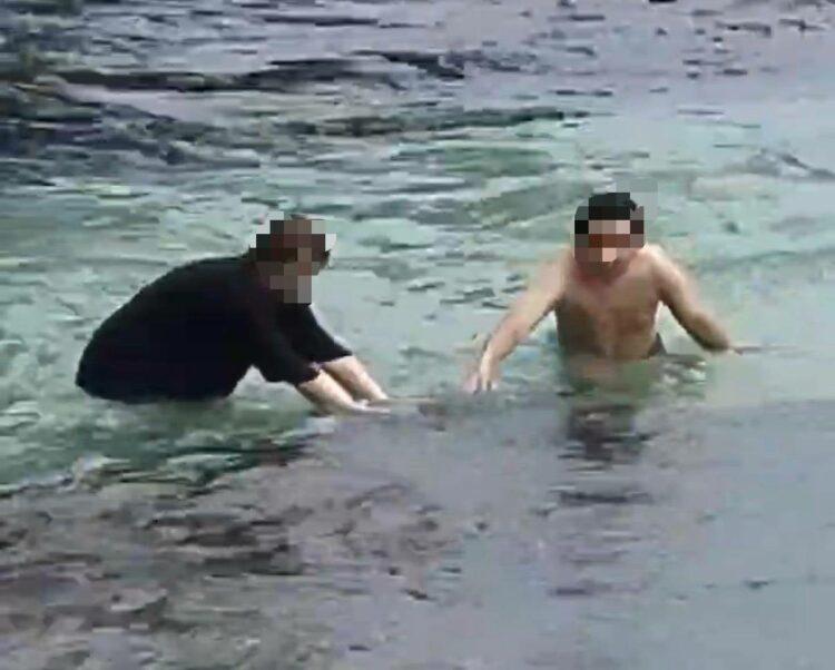 圖說:海巡人員依據民眾提供的影像資料,循線查獲涉嫌觸摸保育類海龜的2名遊客。(圖/海巡署)