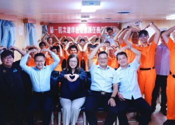 高雄港區新聞網/航行9500浬歷時60天!「巡護七號」完成太平洋公海巡護任務 管碧玲親迎英雄返港