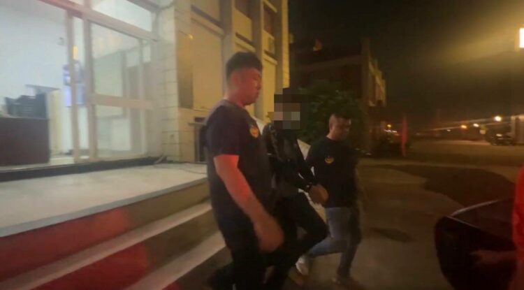 圖說:海巡人員依法查扣魚槍等相關證物,並將涉案男子依法移送臺灣橋頭地方檢察署偵辦。(圖/海巡署)