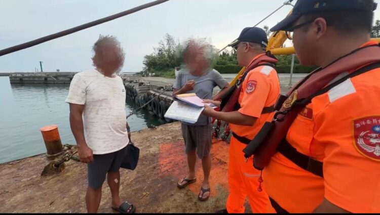 圖說:海巡人員向船長說明臺南市政府發布的海岸警戒禁制令,並依法勸阻船舶出港。(圖/海巡署南部分署提供)