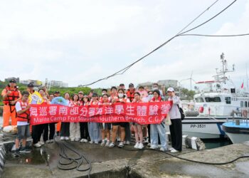 高雄港區新聞網 / 首度開放海龜救援後場！海巡署南部分署海洋體驗營帶青年直擊海巡與海洋保育第一線