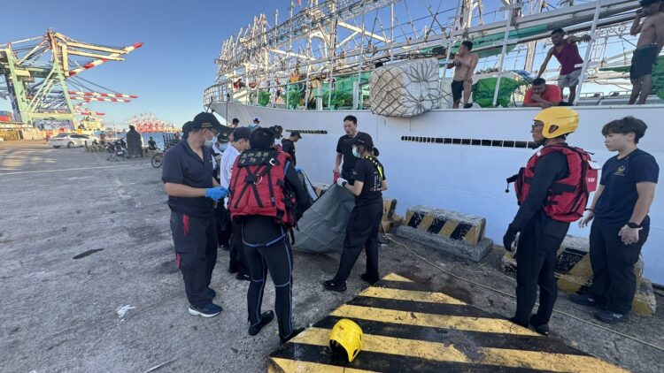 圖說:高雄港西岸碼頭主航道一側水域發現男性遺體，高雄港務警察總隊到場處理並完成打撈作業。(圖/港警總隊)
