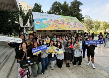 高雄港區新聞網 / 英語書車開進校園！ 高市圖小港分館攜手小港高中打造雙語沉浸式閱讀課堂