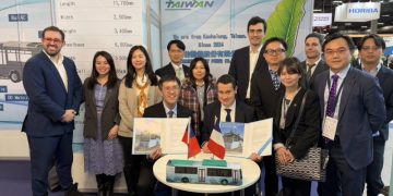 高雄港區新聞網 / 從台灣走向國際　氫谷動能氫能巴士啟動歐洲認證關鍵里程