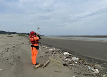 少年戲水遭浪捲走 龍鳳漁港驚魂 海巡全力搜救中