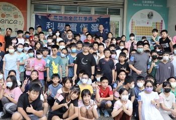 高雄市全民科學週科學實作營登場　國小學童動手做科學激發探索力